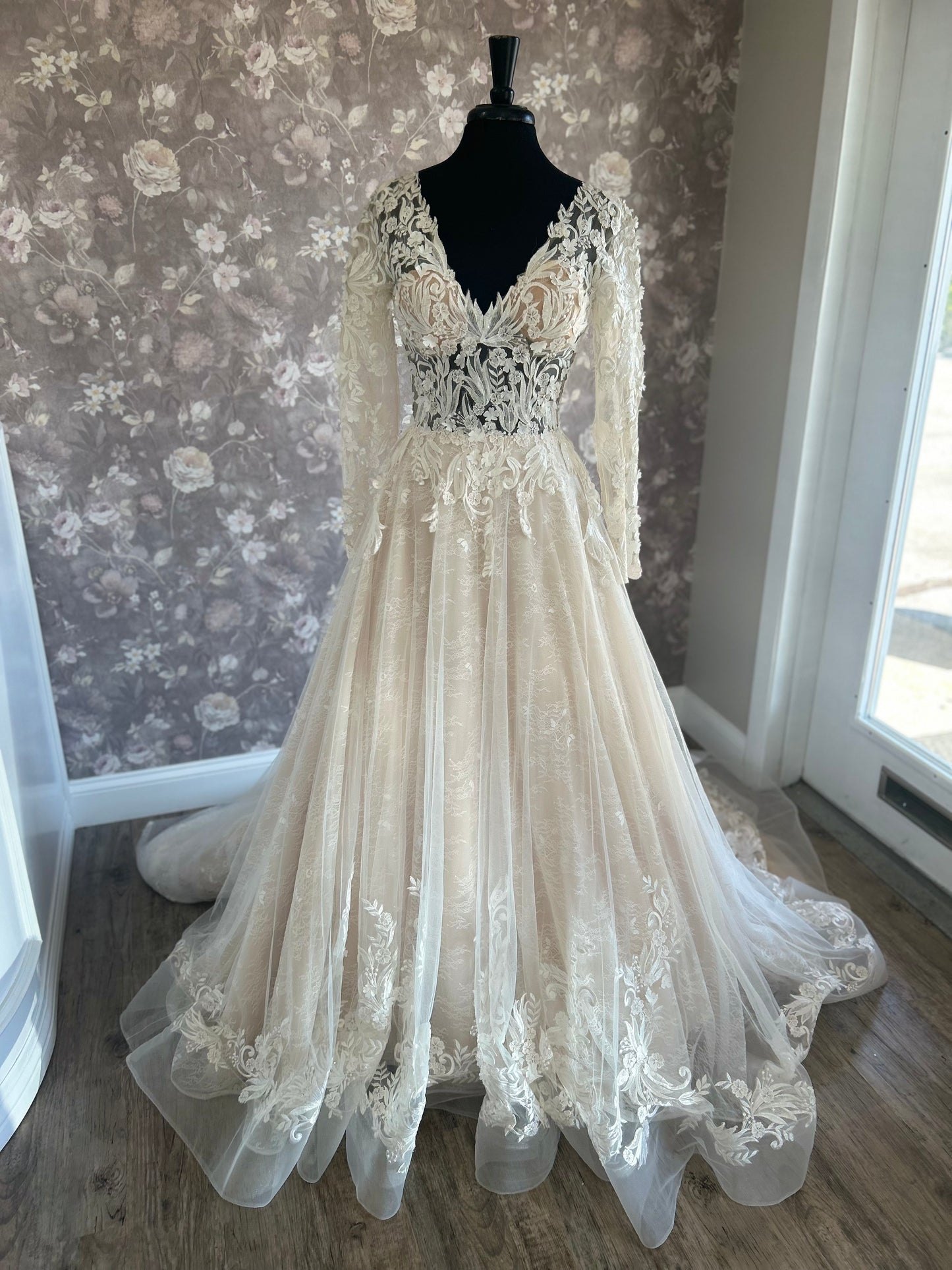 Maggie Sottero Zander 9SC076 (Chantilly Lace) Wedding Gown